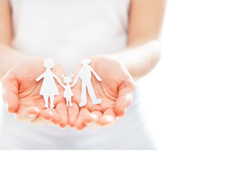 Main d'une thérapeute, sortant de la formation exercer dans la sécurité et certifié ASCA et RME, qui prend soins une famille en forme de papier découpé dans le cadre de la sécurité client-thérapeute.